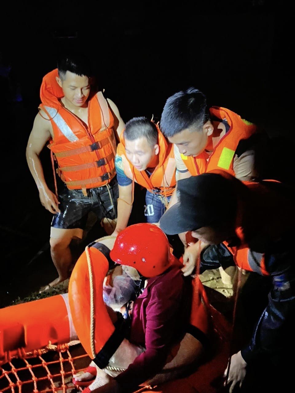 CSGT Đà Nẵng đầm mình trong nước lũ để cứu hộ người, phương tiện - Ảnh 2.