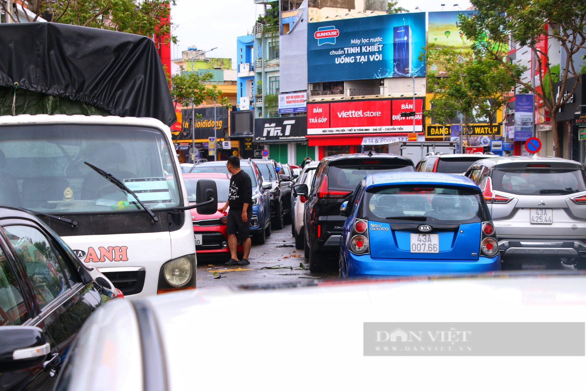 Hàng loạt ô tô &quot;mắc cạn&quot; sau trận mưa lịch sử tại Đà Nẵng - Ảnh 3.