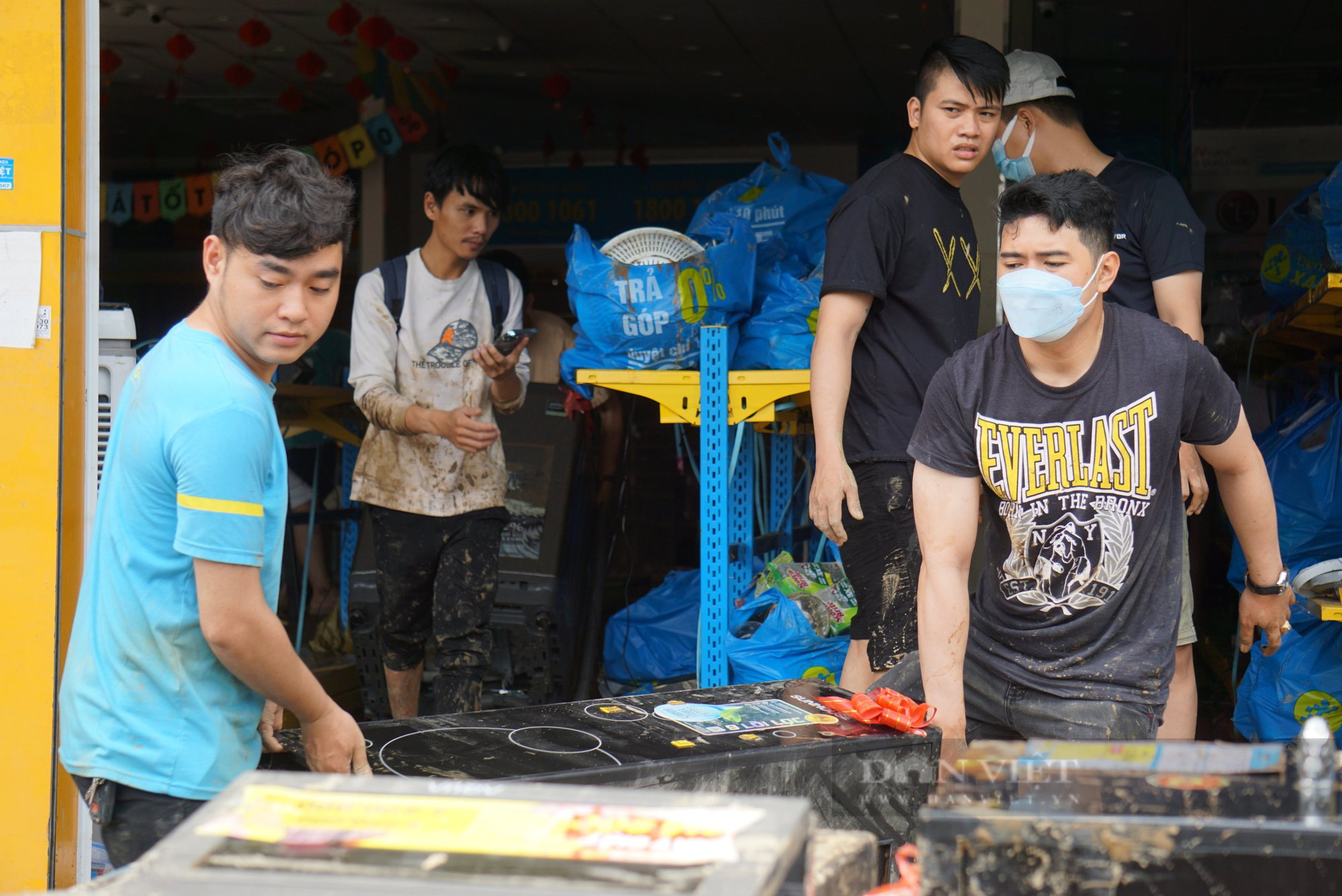 &quot;Xót mắt&quot; nhìn tài sản bị bùn non bao vây tại Đà Nẵng - Ảnh 3.