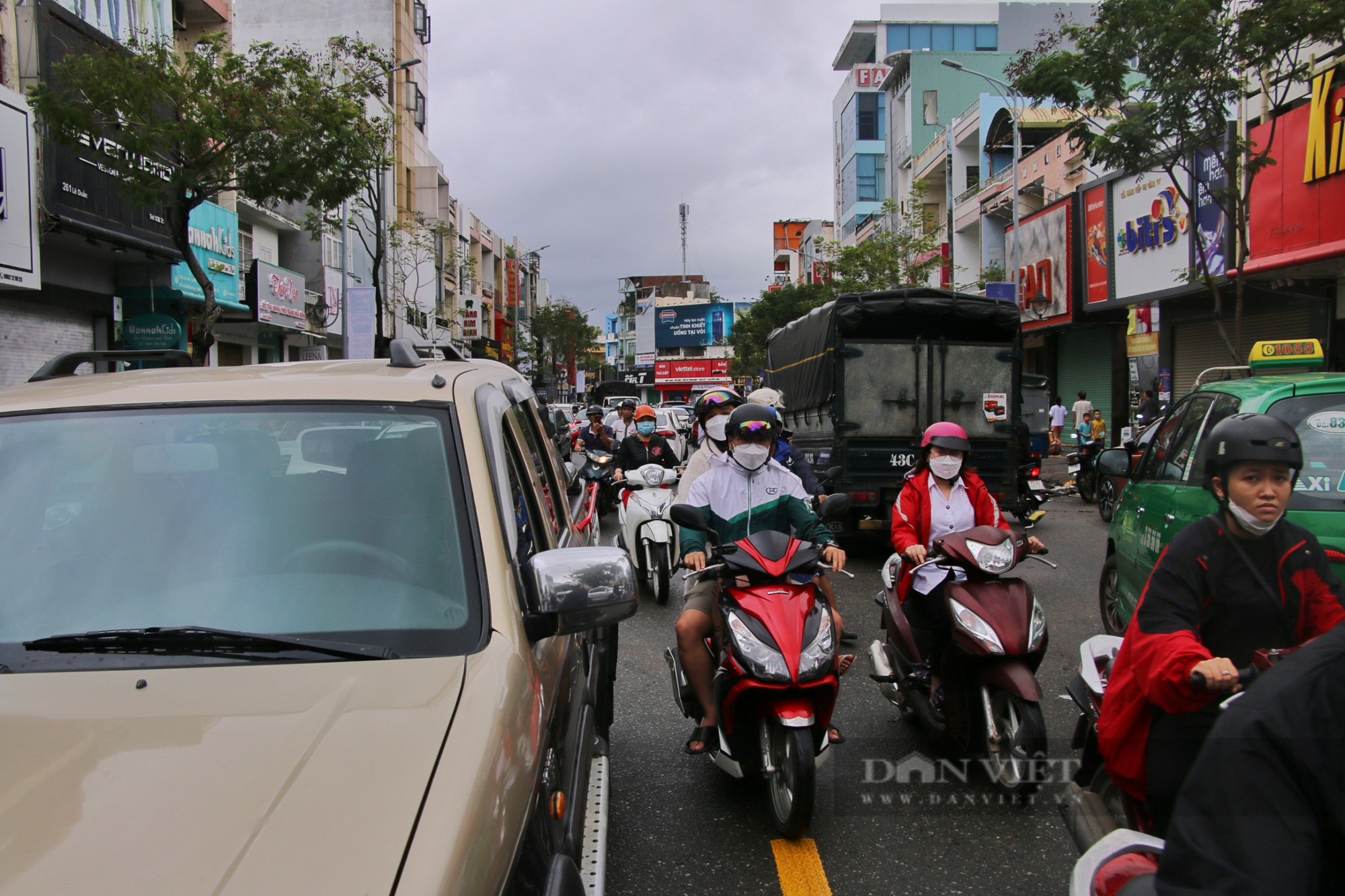 Hàng loạt ô tô &quot;mắc cạn&quot; sau trận mưa lịch sử tại Đà Nẵng - Ảnh 8.