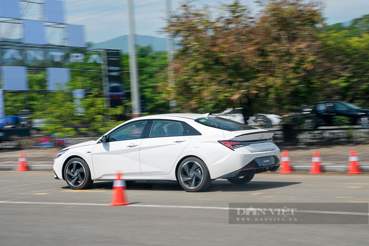 Giá lăn bánh Hyundai Elantra 2023: Đủ sức làm khó KIA K3, Honda Civic - Ảnh 6.