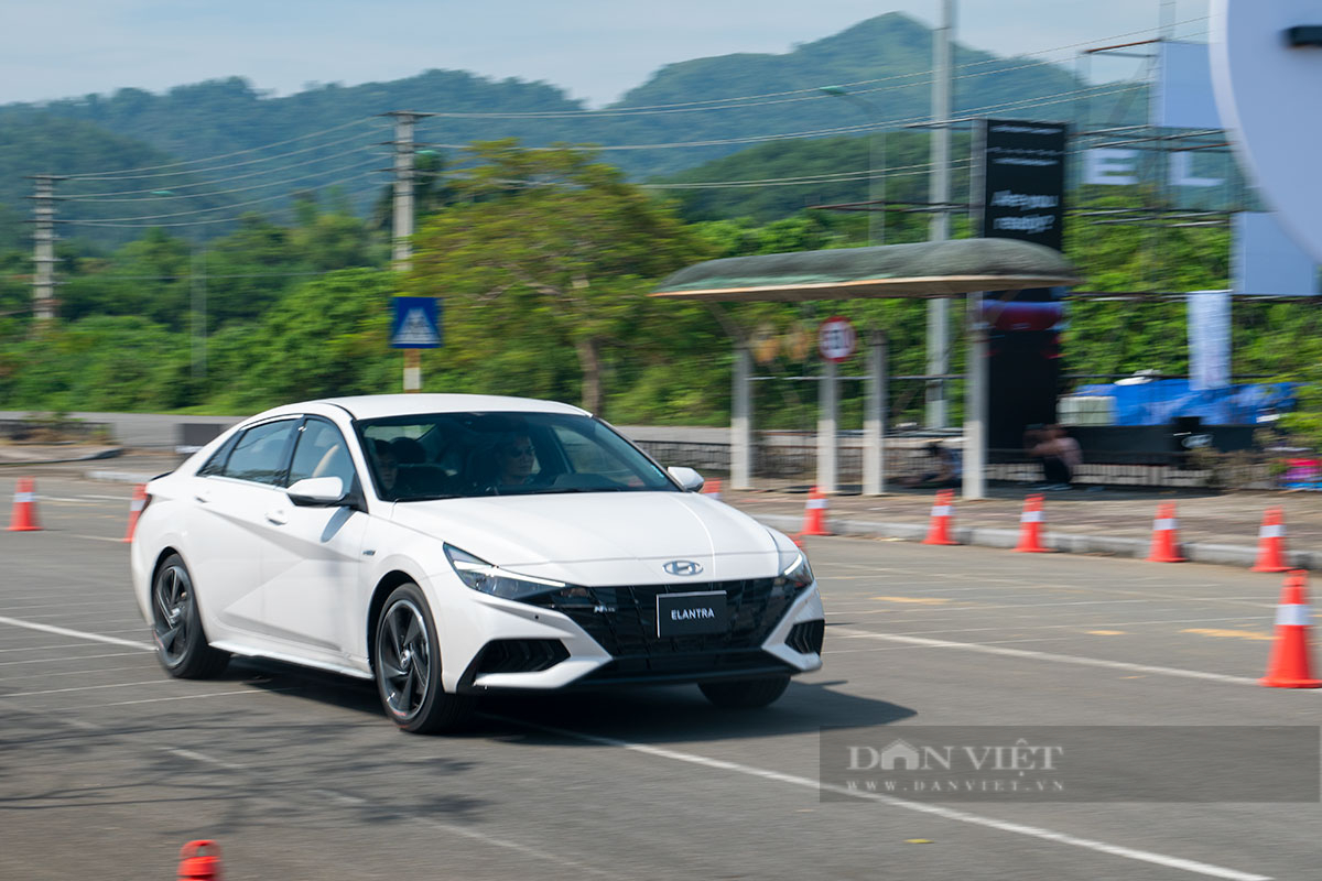 Giá lăn bánh Hyundai Elantra 2023: Đủ sức làm khó KIA K3, Honda Civic - Ảnh 1.