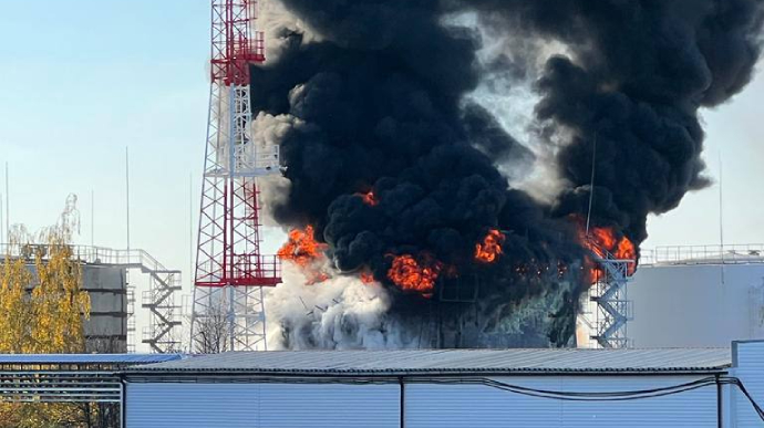 Kho dầu của Nga bị pháo kích, bốc cháy ngùn ngụt - Ảnh 1.