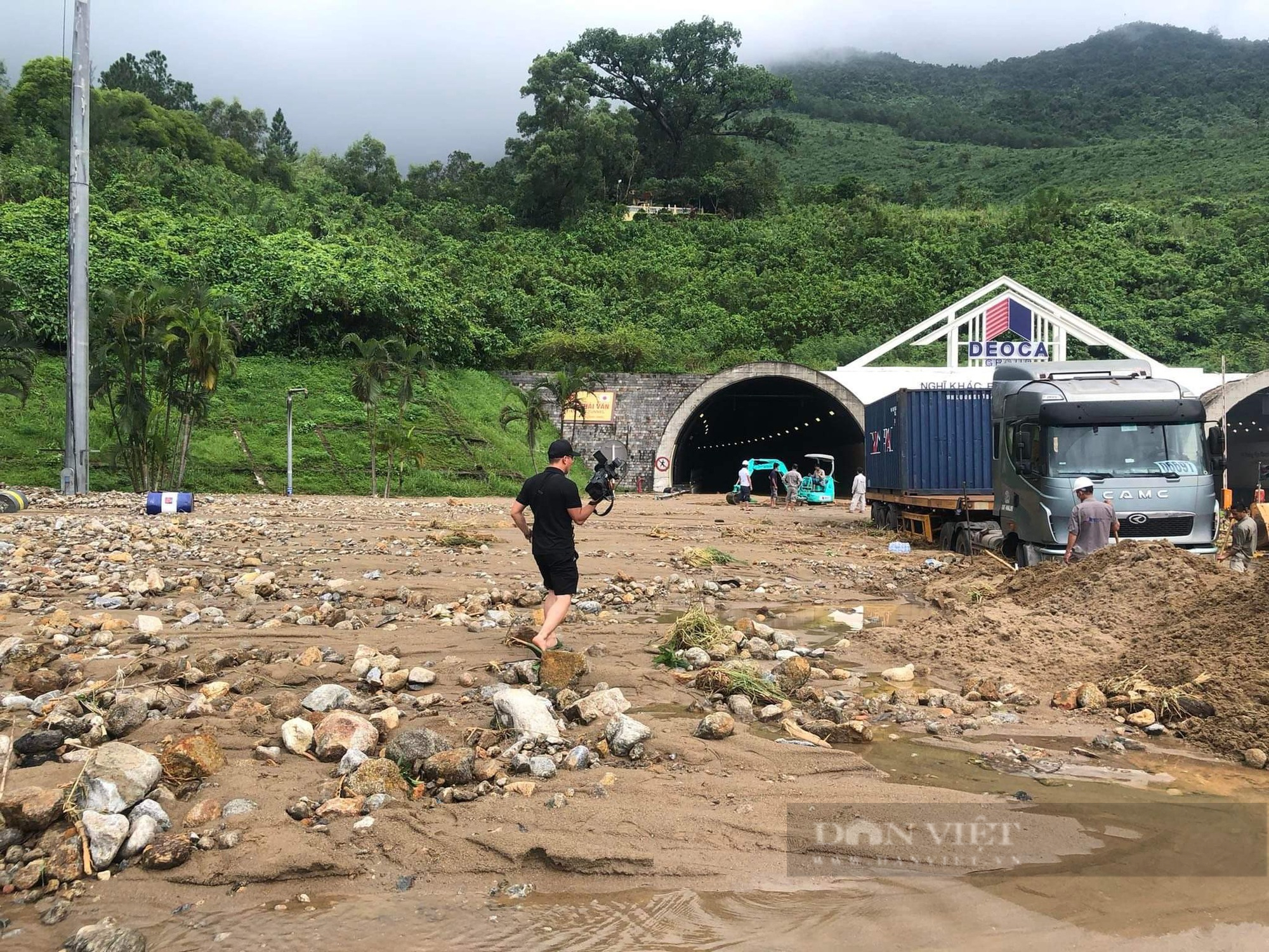 Mưa lũ ở Đà Nẵng đất đá lấp hầm Hải Vân, đường lên bán đảo Sơn Trà nứt đôi - Ảnh 5.