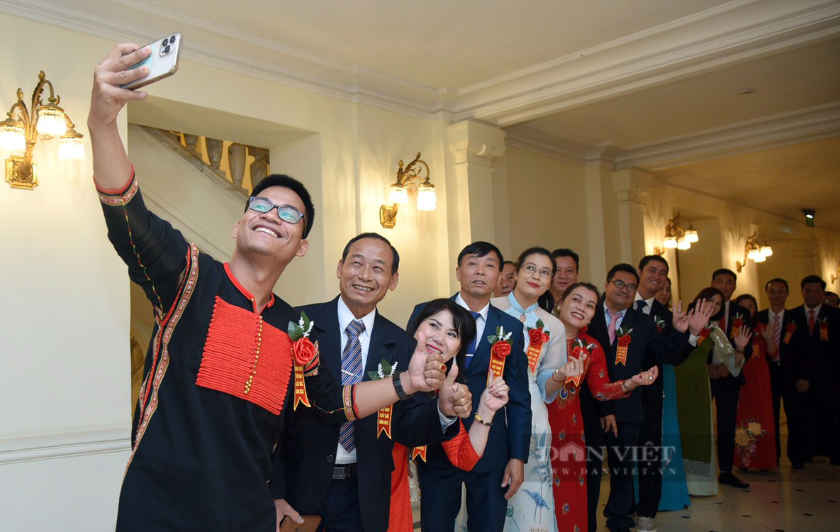 Ảnh toàn cảnh Lễ tôn vinh và trao danh hiệu cho 100 Nông dân Việt Nam xuất sắc 2022 - Ảnh 15.