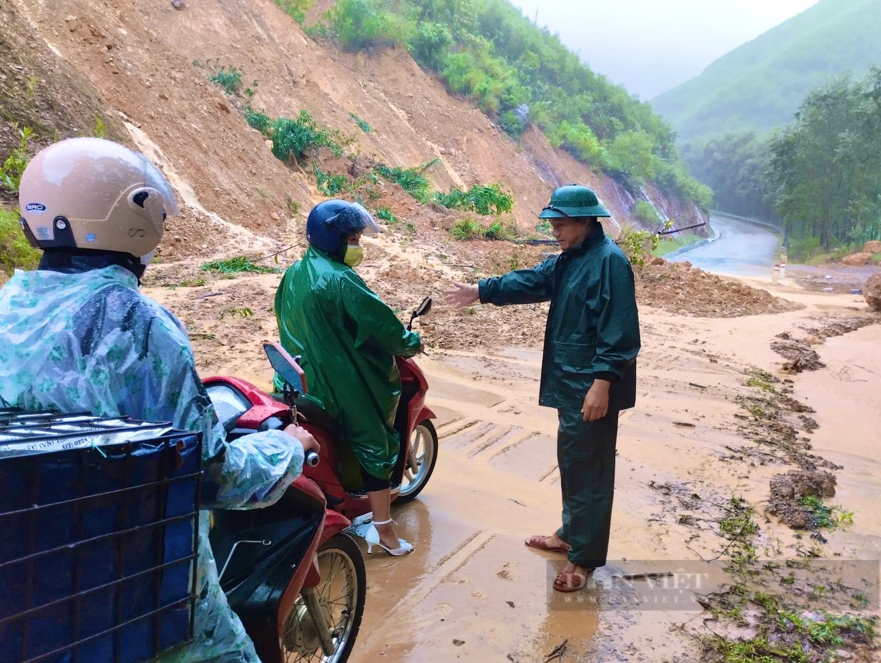 Quảng Bình: Mưa như trút nước, dân hối hả đưa ô tô lên cầu chạy lụt - Ảnh 6.