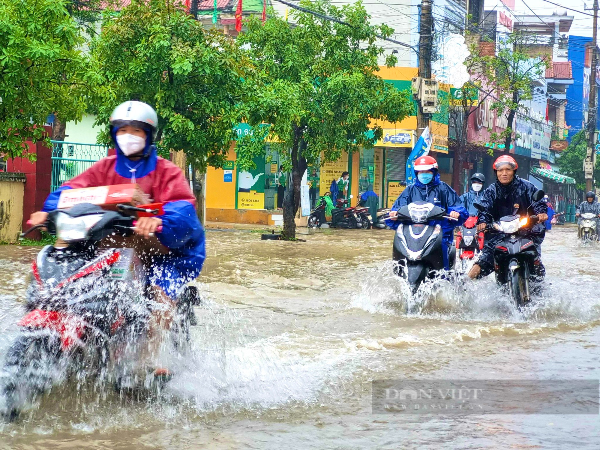 Quảng Bình: Mưa như trút nước, dân hối hả đưa ô tô lên cầu chạy lụt - Ảnh 2.