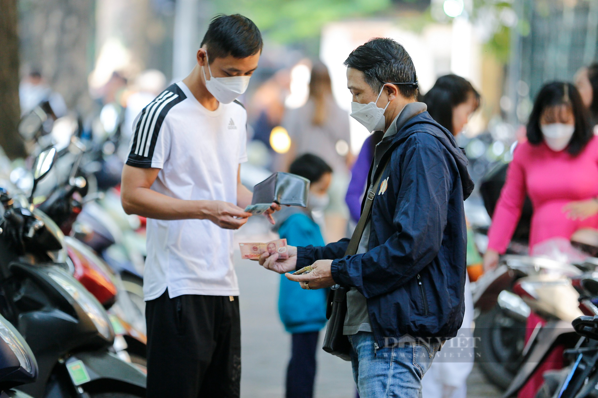 Xuất hiện nhiều điểm trông giữ xe tự phát, thu tiền không ghi vé tại con đường lãng mạn nhất Hà Nội - Ảnh 11.