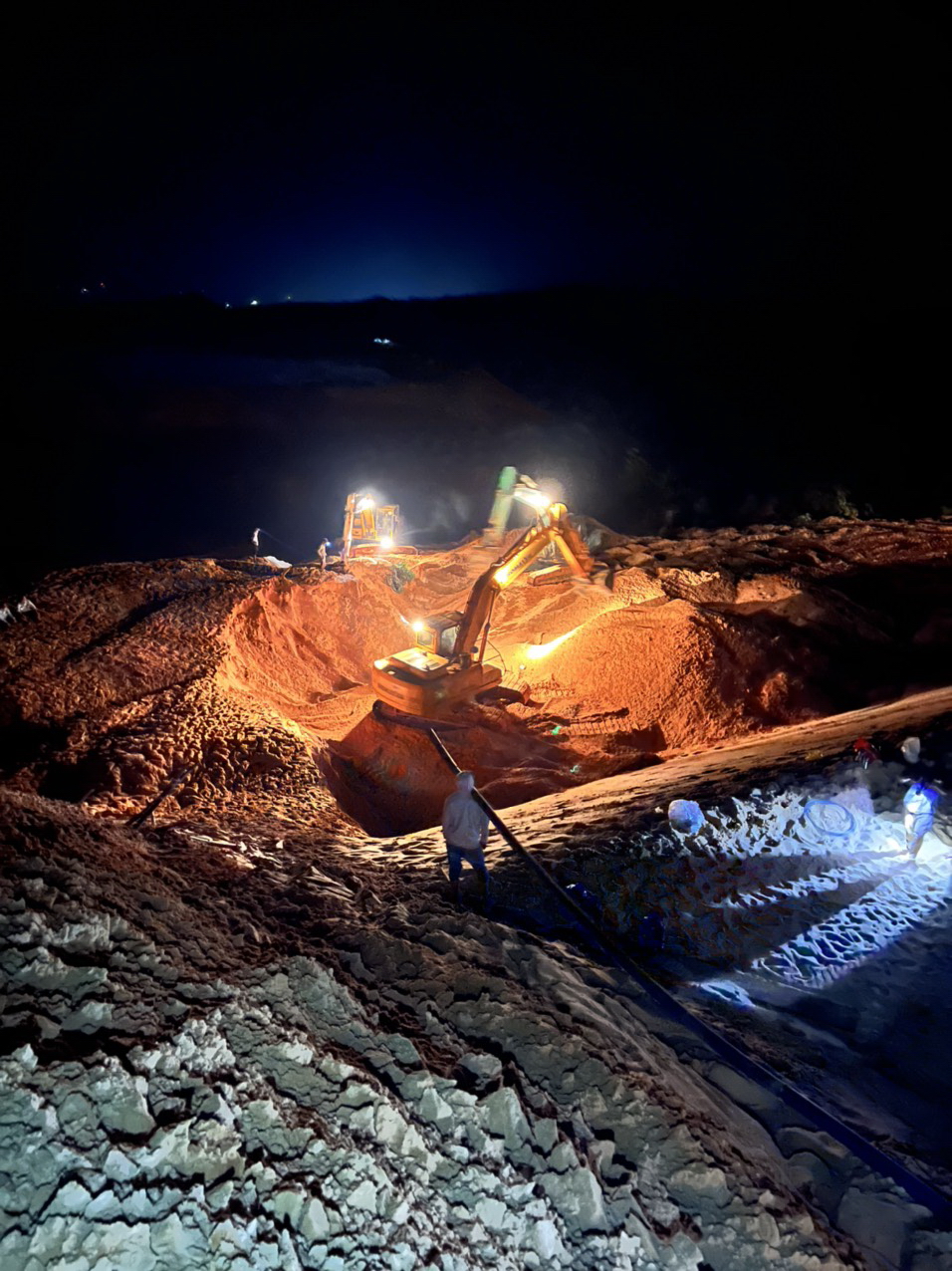 UBND tỉnh Bình Thuận chỉ đạo khẩn vụ sập mỏ titan ở khiến 1 người chết 3 còn mất tích  - Ảnh 3.