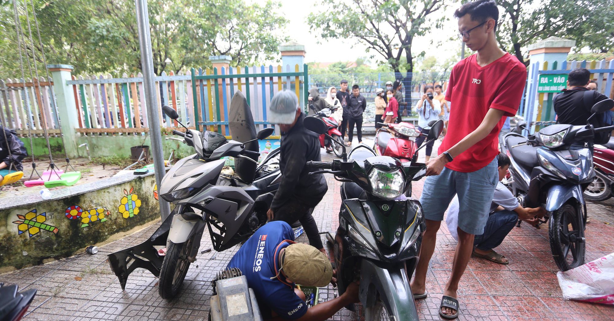 Người Quảng Nam đóng cửa tiệm, góp tiền rủ nhau ra Đà Nẵng sửa xe miễn phí