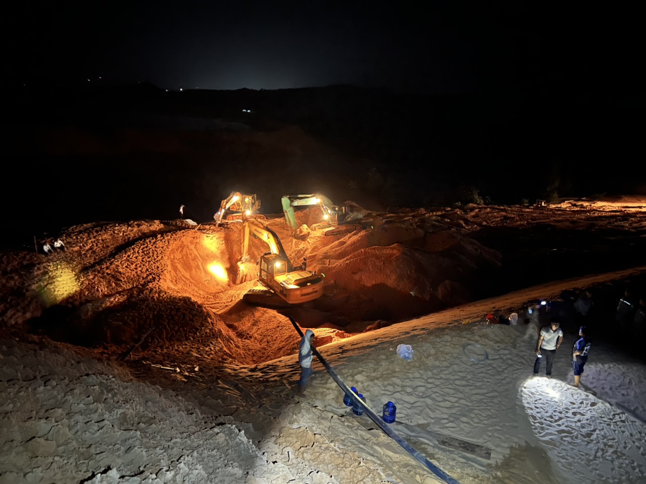 Bình Thuận: Sập mỏ khai thác titan của 1 công ty thuộc Tập đoàn Rạng Đông, 1 người chết và 3 người còn mất tích - Ảnh 1.
