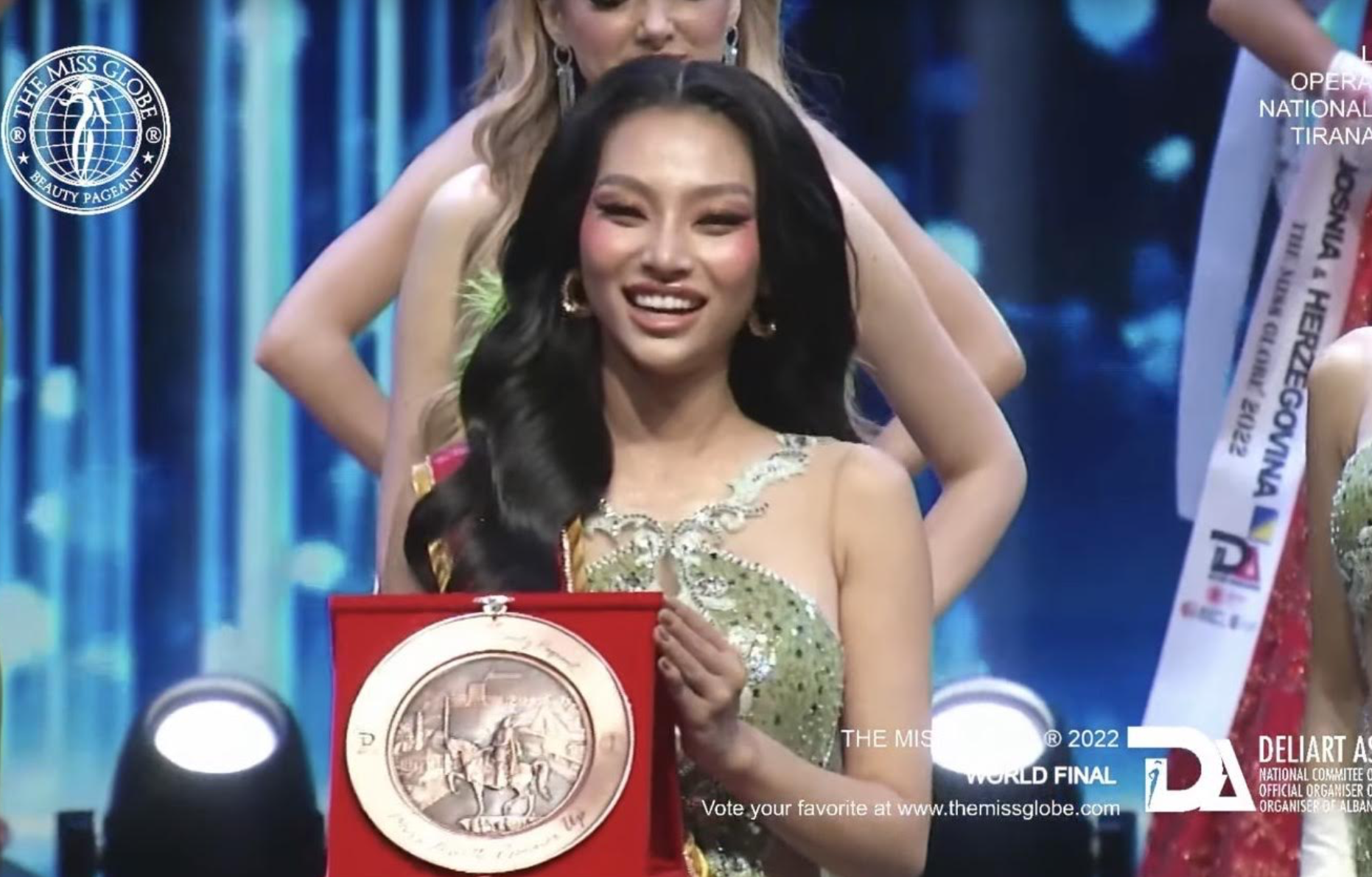 Lâm Thu Hồng đăng quang ngôi vị Á hậu 4 tại Hoa hậu Hoàn cầu 2022: &quot;Hai cha con tôi cùng khóc vì hạnh phúc&quot; - Ảnh 1.