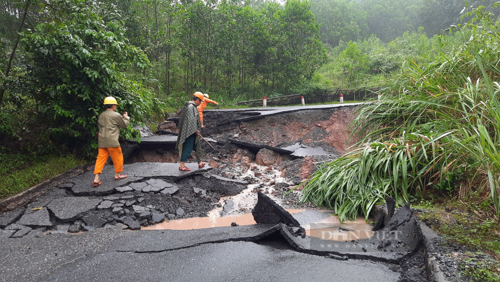 Quảng Trị: Đường đến cửa khẩu La Lay tan hoang do sạt lở, sụt lún - Ảnh 6.