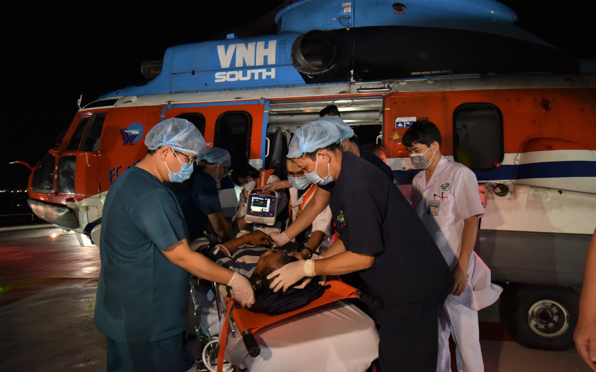 Bay cấp cứu khẩn đưa bệnh nhân đột quỵ não từ đảo Nam Yết về đất liền