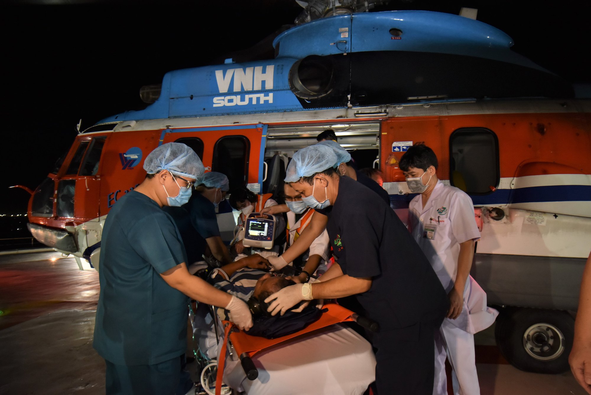 Bay cấp cứu khẩn đưa bệnh nhân đột quỵ não từ đảo Nam Yết về đất liền - Ảnh 1.
