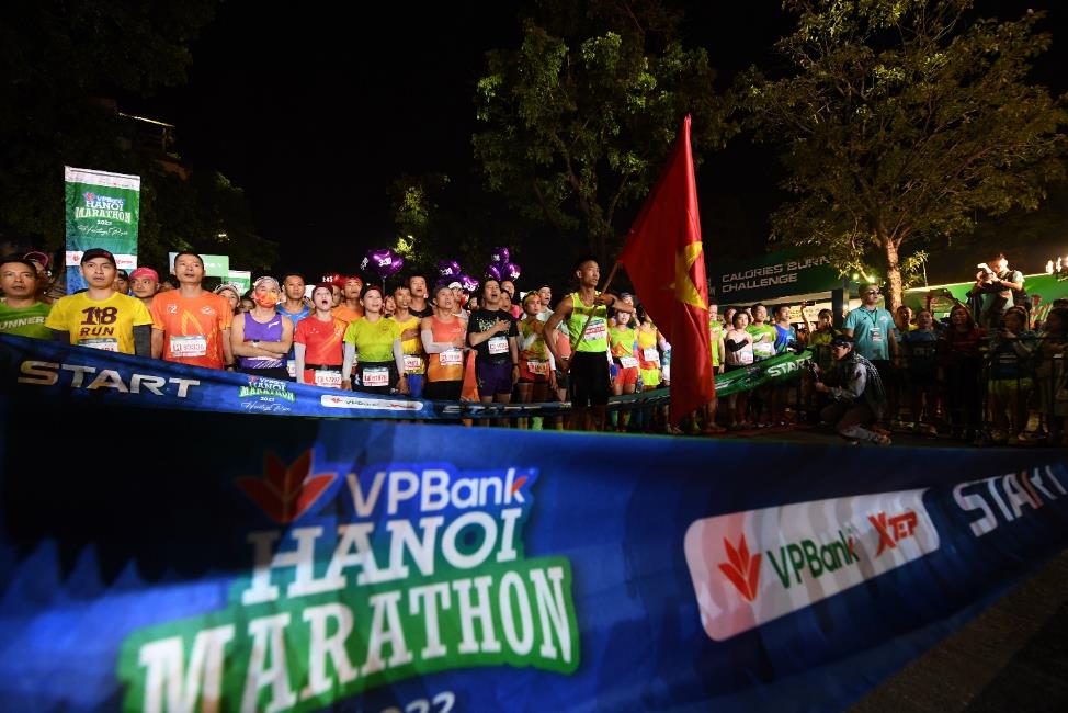 VPBank Hanoi Marathon 2022: Hơn 10.000 VĐV tham gia cuộc đua gay cấn - Ảnh 1.