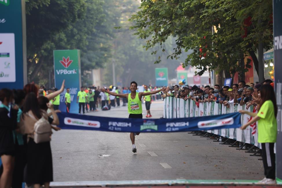 VPBank Hanoi Marathon 2022: Hơn 10.000 VĐV tham gia cuộc đua gay cấn - Ảnh 4.