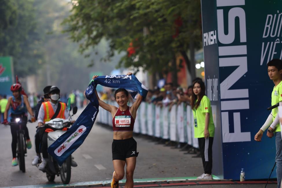 VPBank Hanoi Marathon 2022: Hơn 10.000 VĐV tham gia cuộc đua gay cấn - Ảnh 5.