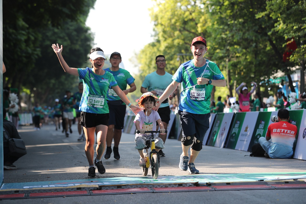 VPBank Hanoi Marathon 2022: Hơn 10.000 VĐV tham gia cuộc đua gay cấn - Ảnh 7.