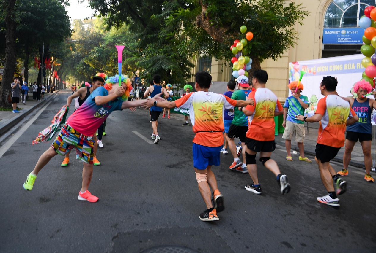 VPBank Hanoi Marathon 2022: Hơn 10.000 VĐV tham gia cuộc đua gay cấn - Ảnh 9.