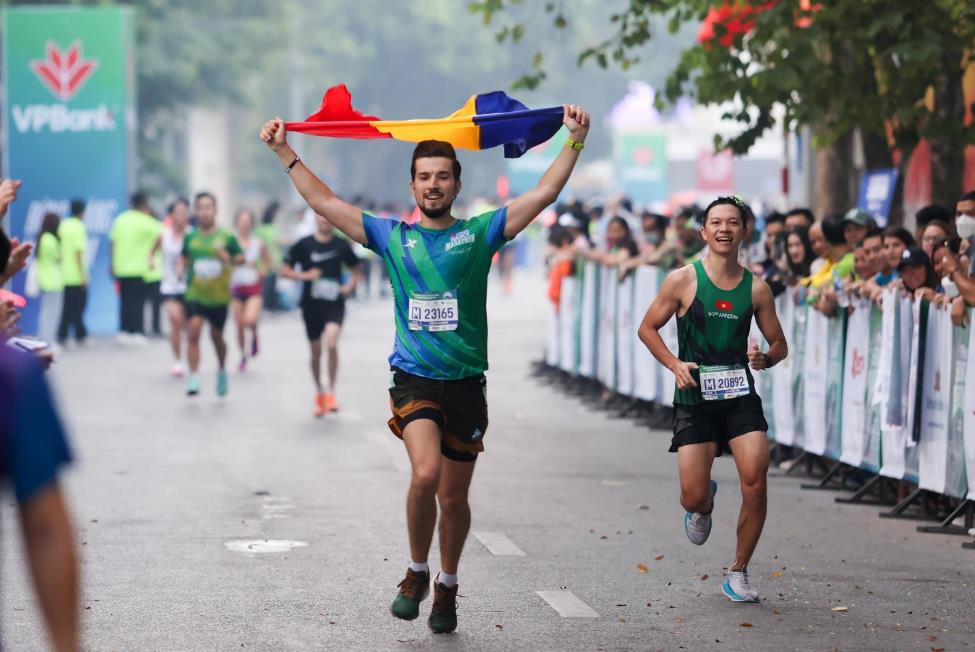 VPBank Hanoi Marathon 2022: Hơn 10.000 VĐV tham gia cuộc đua gay cấn - Ảnh 10.