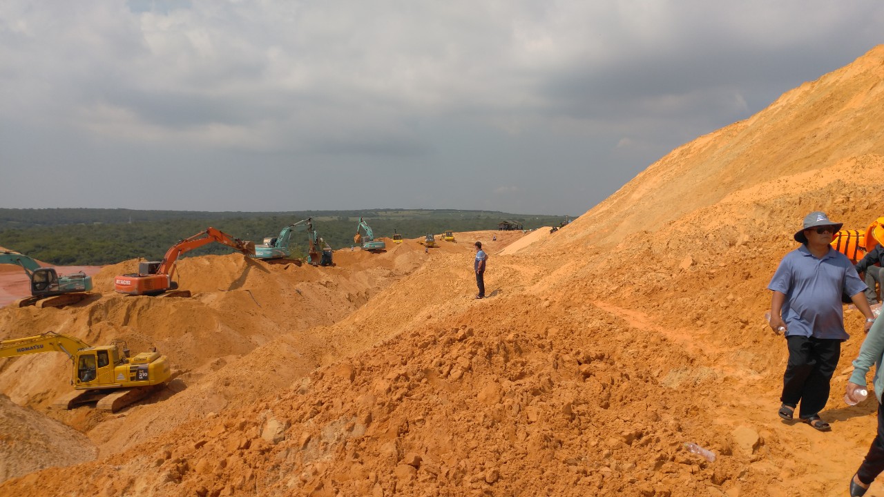 Tìm thấy thêm 3 thi thể trong núi cát ở mỏ titan Nam Suối Nhum ở Bình Thuận - Ảnh 3.