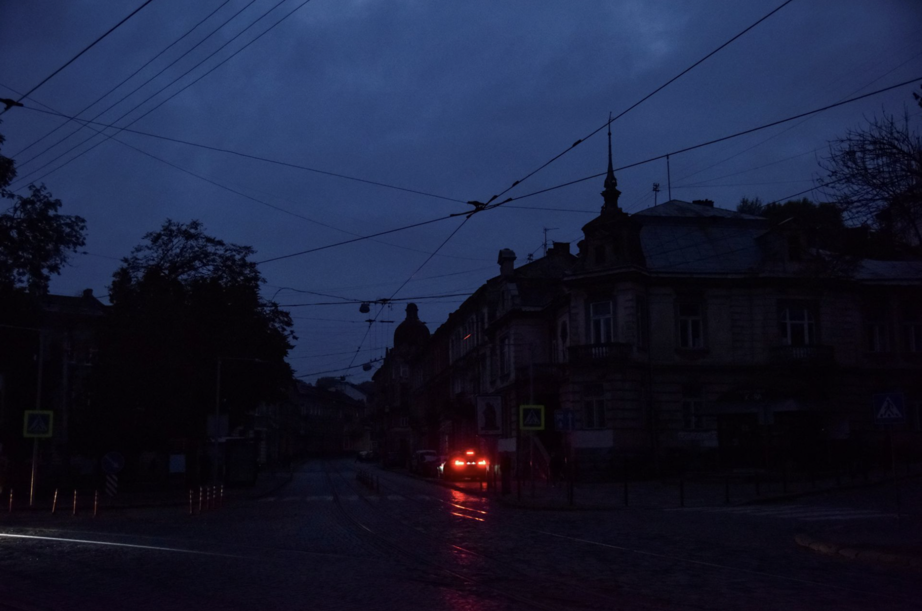 Người Ukraine vật lộn sống trong bóng tối vì không có điện, sợ hãi mùa đông tới - Ảnh 2.