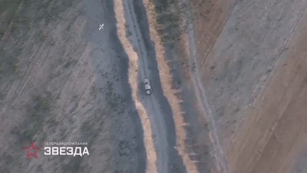 Cận cảnh phi đội UAV cảm tử Nga tập kích quân đội Ukraine - Ảnh 16.