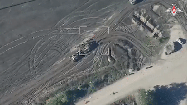 Cận cảnh phi đội UAV cảm tử Nga tập kích quân đội Ukraine - Ảnh 3.