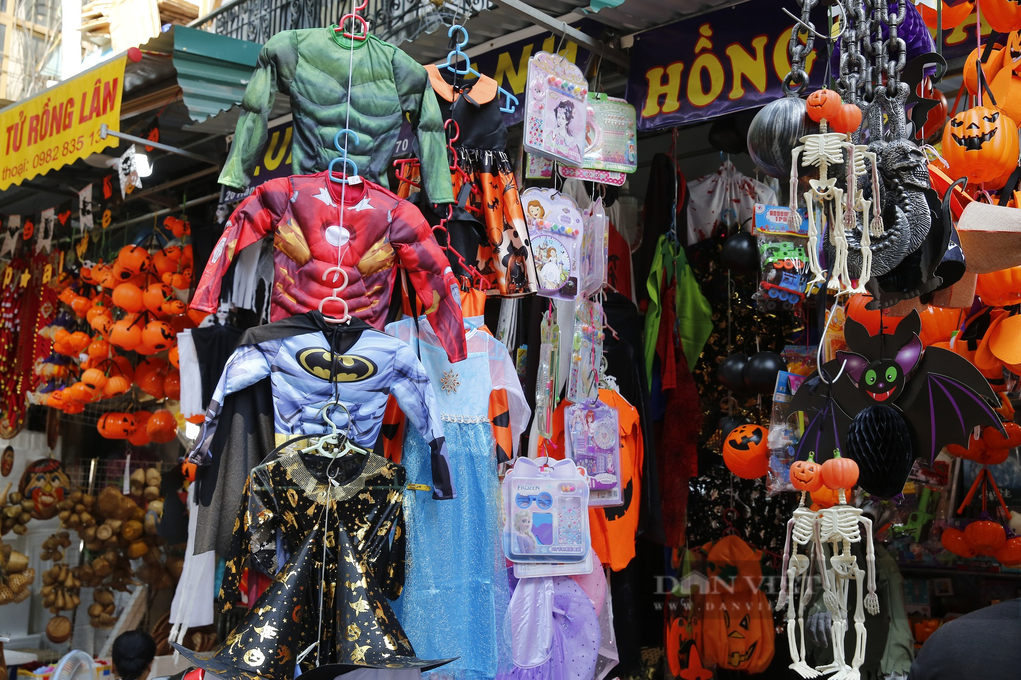 Đồ trang trí Halloween với hình thù đậm chất kinh dị ngập phố Hàng Mã - Ảnh 7.