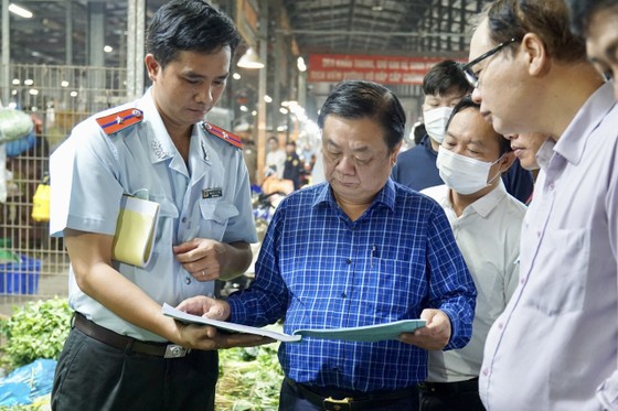 Bộ trưởng Bộ NN- PTNT thị sát chợ đầu mối Bình Điền - Ảnh 7.