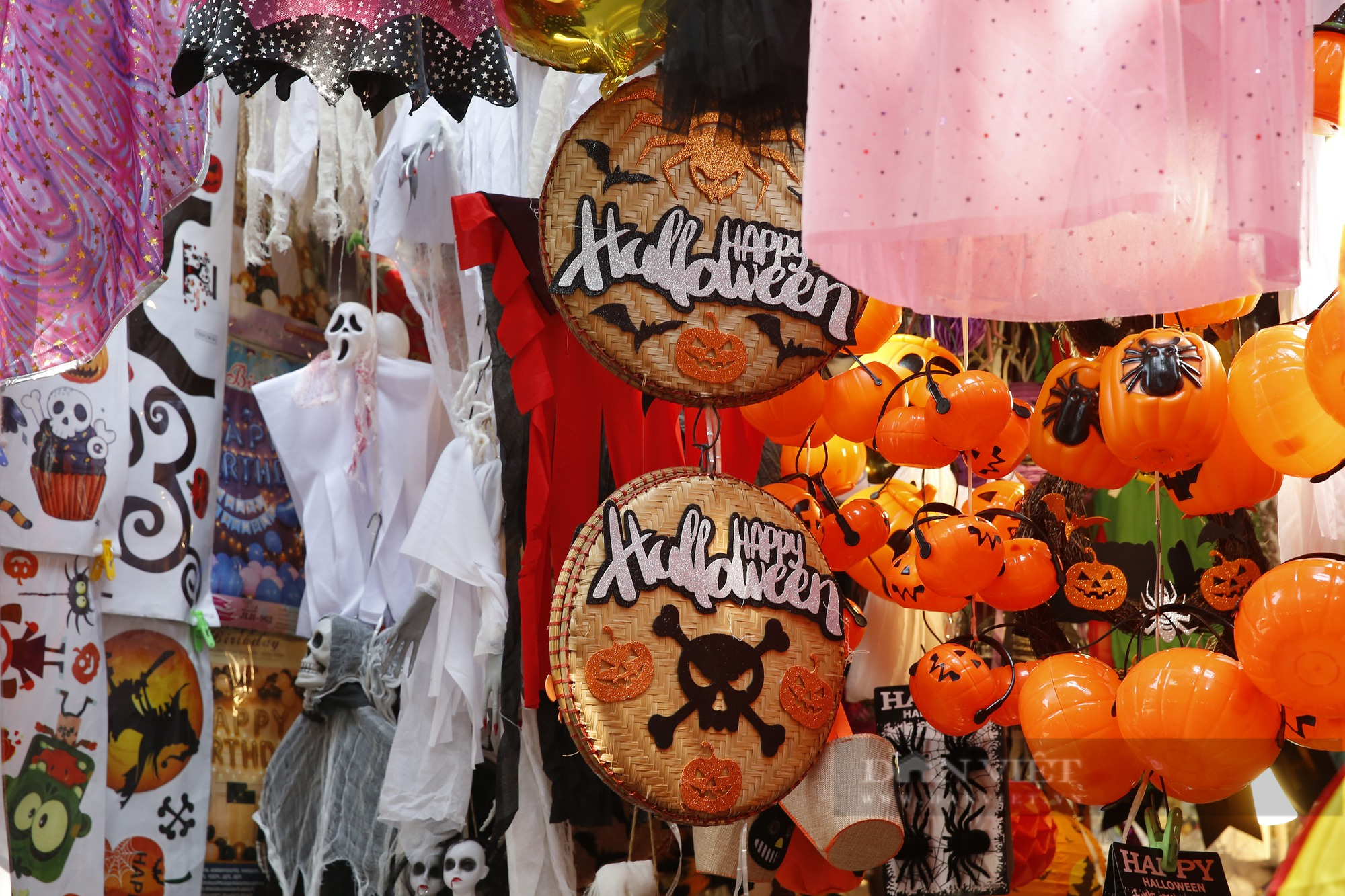 Đồ trang trí Halloween với hình thù đậm chất kinh dị ngập phố Hàng Mã - Ảnh 9.