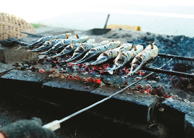 Mùa này, đến xã Hộ Độ, mùi cá nướng thơm lừng khắp xã, khách nào qua đường cũng phải nán lại mua về - Ảnh 3.