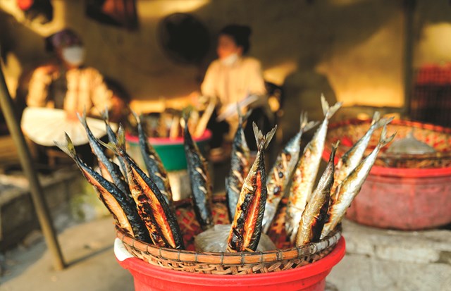 Mùa này, đến xã Hộ Độ, mùi cá nướng thơm lừng khắp xã, khách nào qua đường cũng phải nán lại mua về - Ảnh 5.