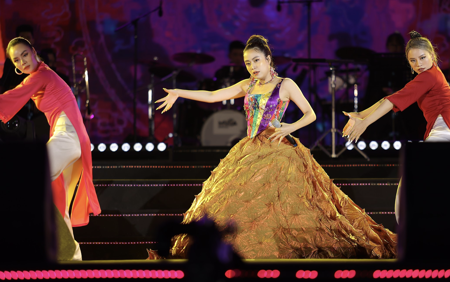 Hoàng Thuỳ Linh khoe vẻ sexy, quyến rũ trên sân khấu gala Sao Mai 2022 - Ảnh 3.