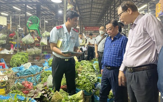 Bộ trưởng Bộ NN- PTNT thị sát chợ đầu mối Bình Điền