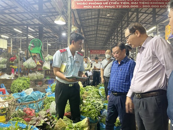 Bộ trưởng Bộ NN- PTNT thị sát chợ đầu mối Bình Điền - Ảnh 1.
