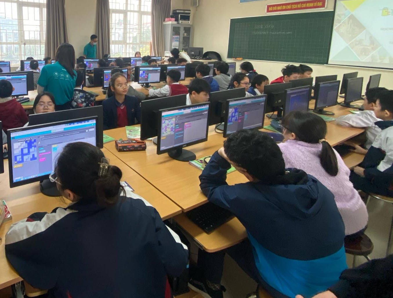Thiếu máy tính dạy môn Tin, Sở GDĐT cho phép các trường lên phương án thuê mướn  - Ảnh 1.