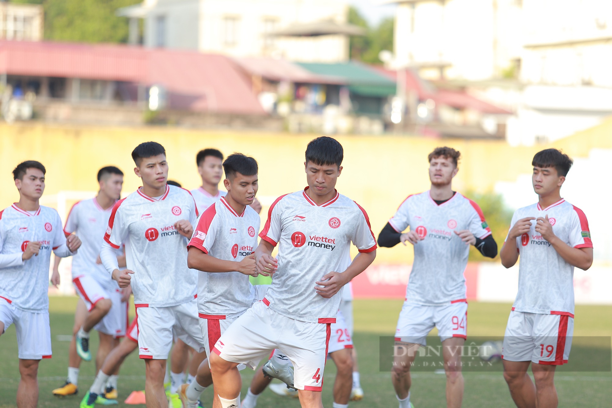 Bùi Tiến Dũng trêu đùa Công Phượng trước trận Viettel FC gặp HAGL - Ảnh 2.