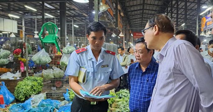 3 giờ sáng, Bộ trưởng Lê Minh Hoan khảo sát chợ đầu mối Bình Điền - Ảnh 1.