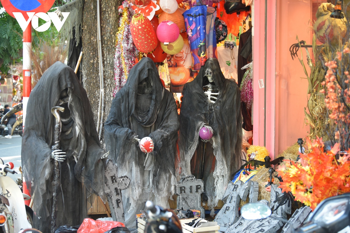 Phố Hàng Mã ngập tràn đồ hóa trang kinh dị trước thềm Halloween