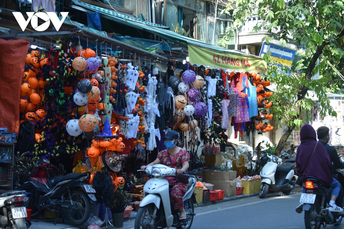 Phố Hàng Mã ngập tràn đồ hóa trang kinh dị trước thềm Halloween - Ảnh 11.