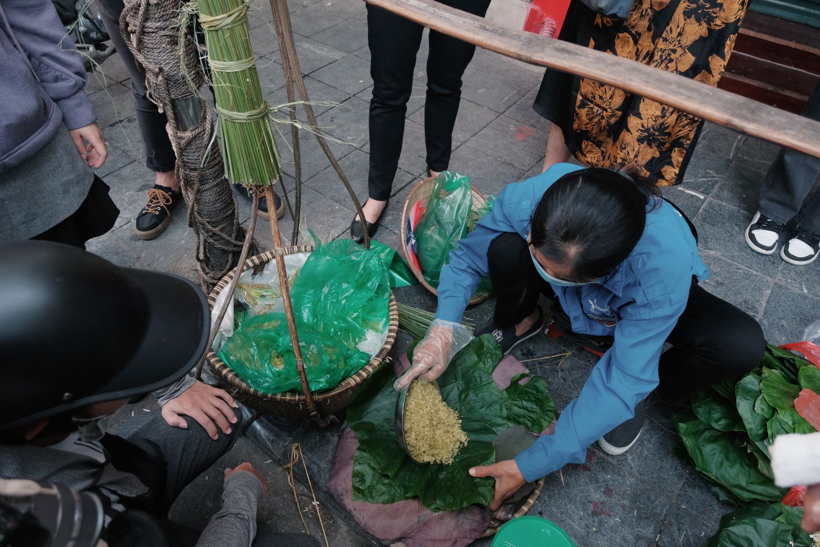 Xếp hàng mua xôi cốm nhâm nhi: Trào lưu mùa thu đang khiến giới trẻ Hà Nội mê mẩn - Ảnh 5.