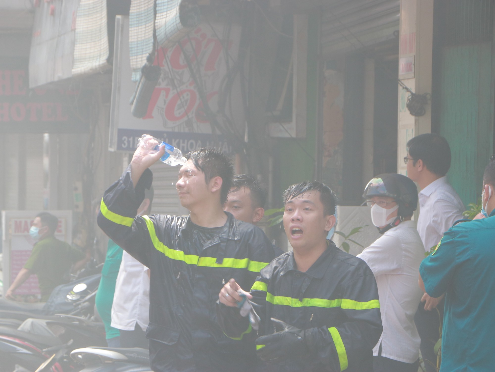 Hiện trường vụ cháy lớn một quán bar gần chợ Bến Thành: Không có thương vong, khói đen vẫn bốc nghi ngút - Ảnh 2.