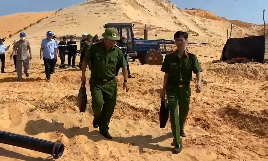 Tìm thấy thêm thi thể dưới hồ nước trong vụ sạt lở mỏ titan Nam Suối Nhum ở Bình Thuận  - Ảnh 2.
