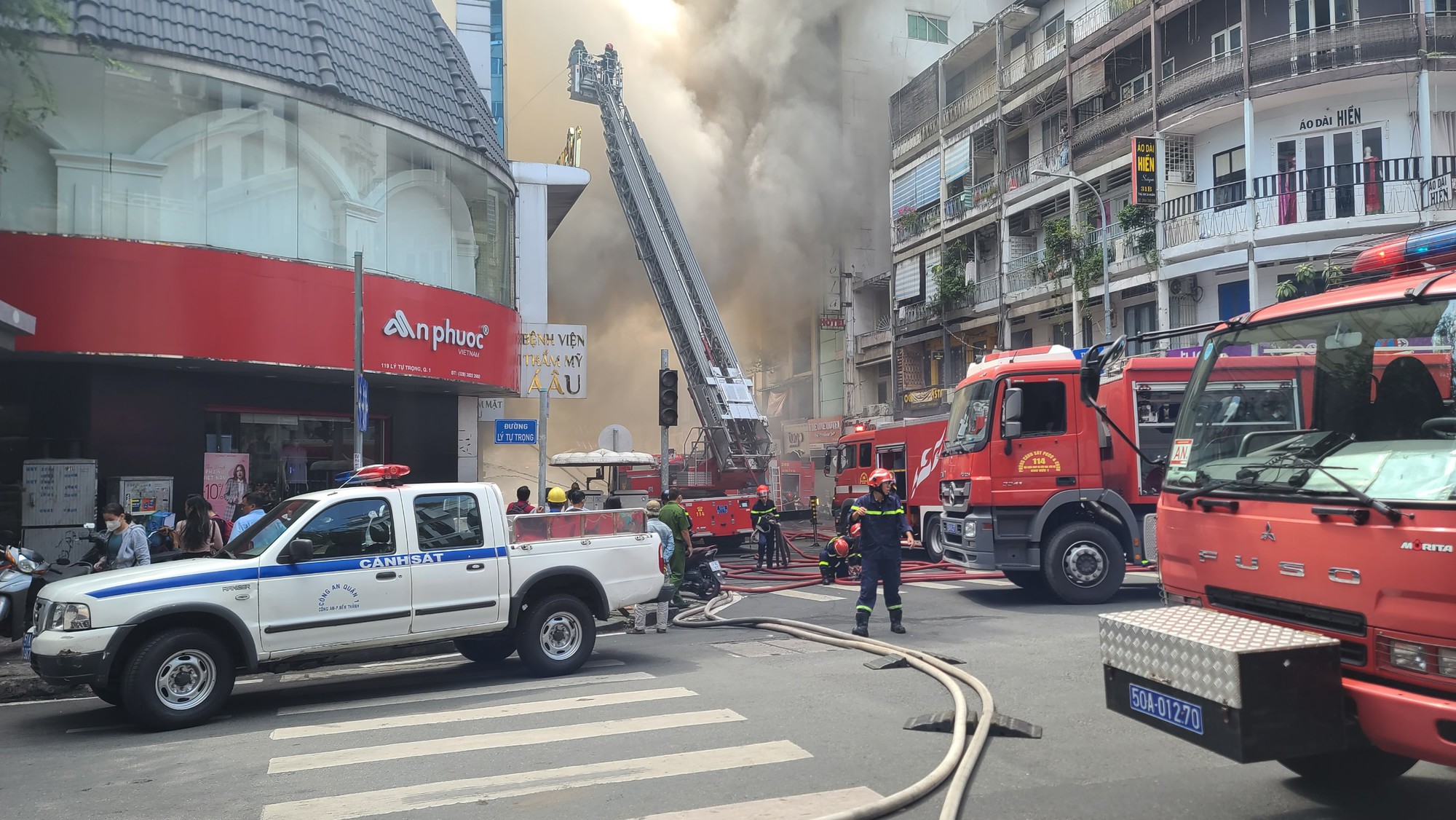 Hiện trường vụ cháy lớn một quán bar gần chợ Bến Thành: Không có thương vong, khói đen vẫn bốc nghi ngút - Ảnh 1.