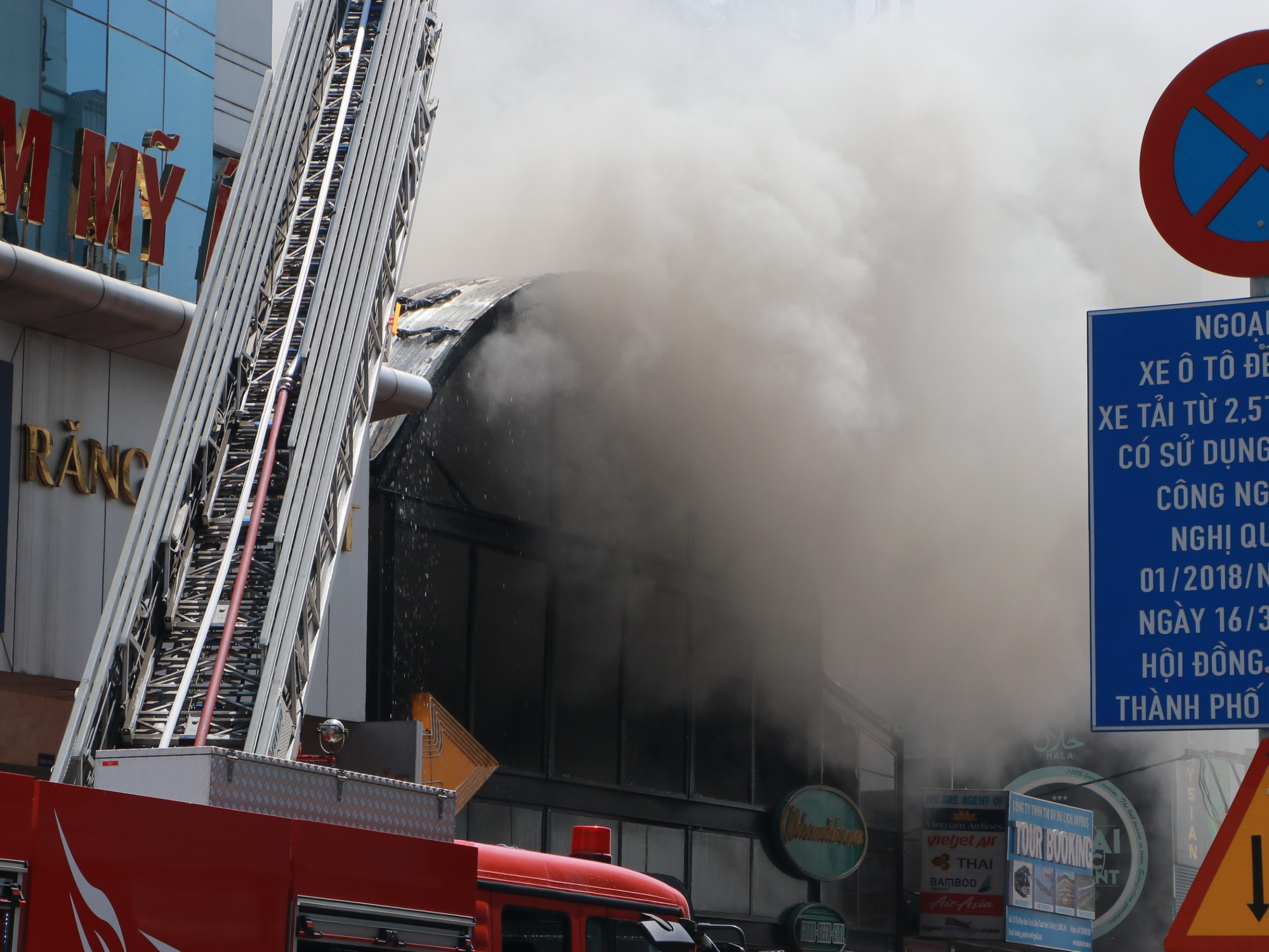 Hiện trường vụ cháy lớn một quán bar gần chợ Bến Thành: Không có thương vong, khói đen vẫn bốc nghi ngút - Ảnh 6.