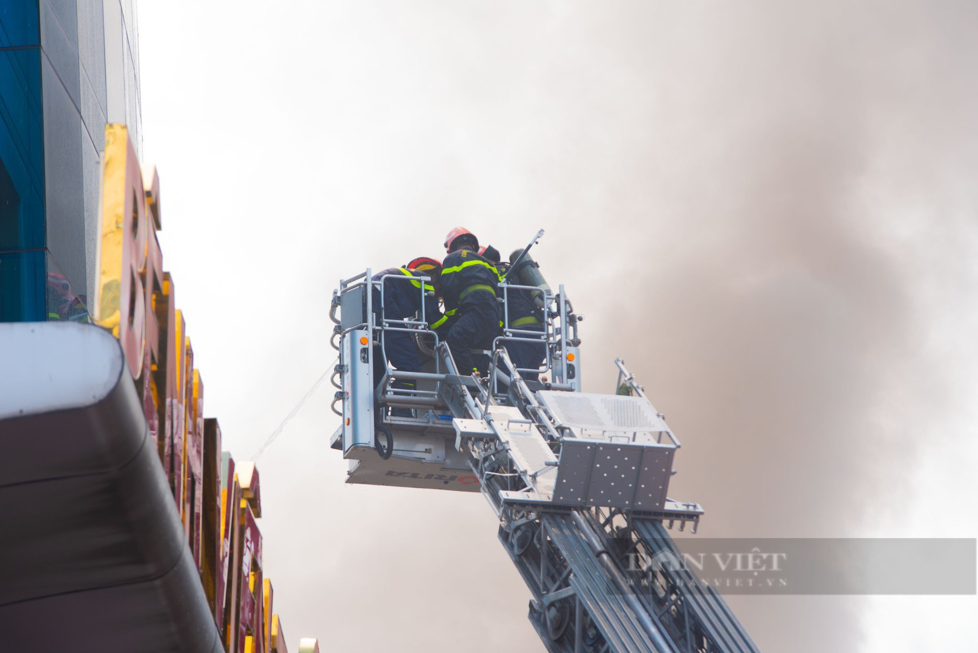 Những hình ảnh nỗ lực dập tắt đám cháy tại nhà hàng District K của lực lượng PCCC&CNCH Công an TP.HCM  - Ảnh 6.