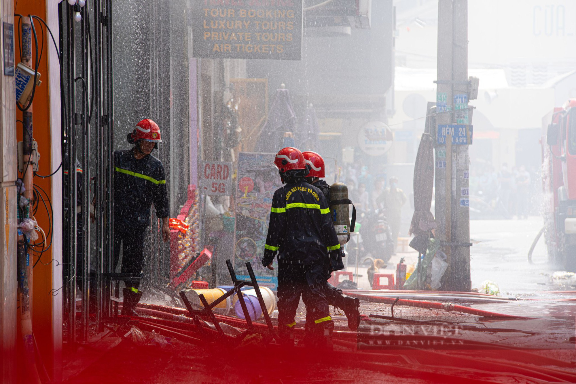 Những hình ảnh nỗ lực dập tắt đám cháy tại nhà hàng District K của lực lượng PCCC&CNCH Công an TP.HCM  - Ảnh 8.