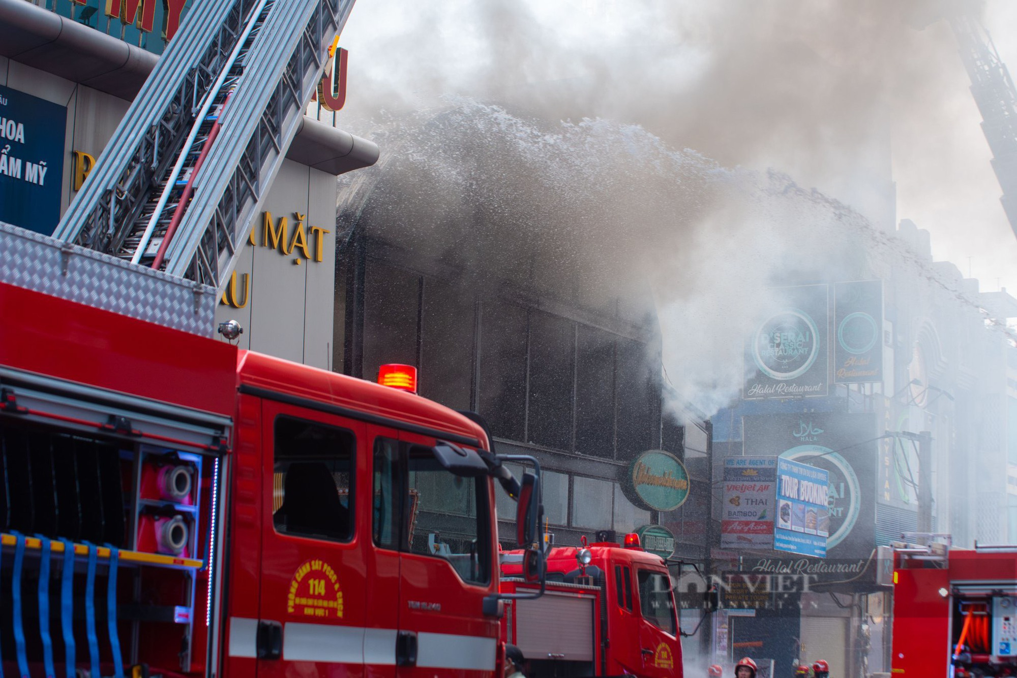 Những hình ảnh nỗ lực dập tắt đám cháy tại nhà hàng District K của lực lượng PCCC&CNCH Công an TP.HCM  - Ảnh 10.